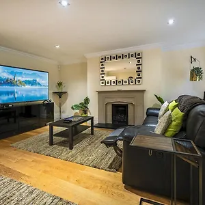 Pass The Keys Fab Townhouse Near Queens With Huge Tv & Recliners , Belfast United Kingdom
