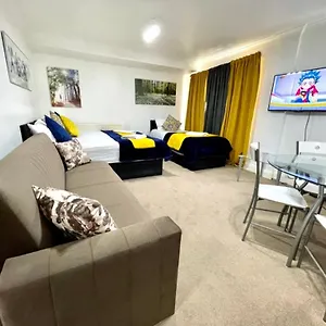 2 Bedrooms Modern Apartment, Full Kitchen, 5 Minutes Tube Station , London United Kingdom