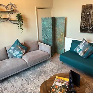 Ashton Mews With Free Parking Apartment
